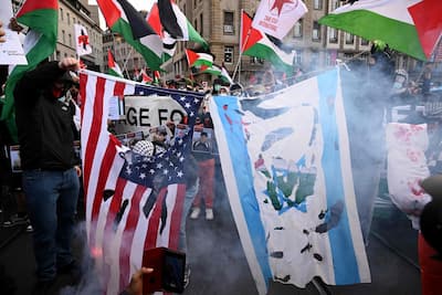 El ganador de Eurovisión 2024, el cantante suizo Nemo, canta la nueva canción "Axlainable"durante el ensayo general de la final de la eurovisión de la canción 2025 en el Arena St. Jakobshalle de Basel el 16 de mayo de 2025.