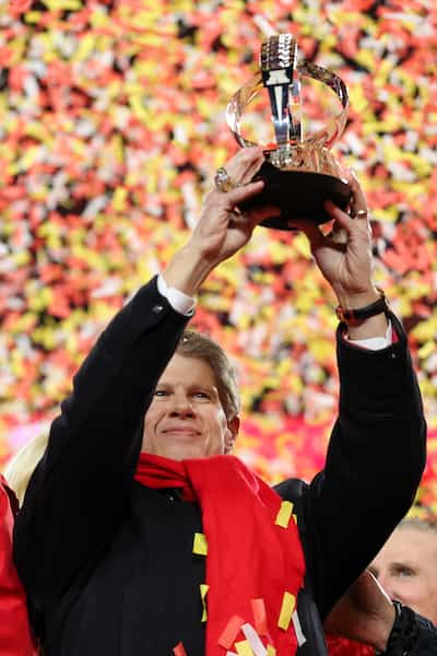 El entrenador en jefe Andy Reid, en un momento de celebraciones con el receptor Juju Smith-Schuster.