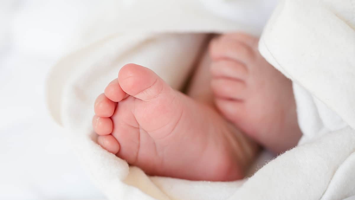 Son bébé de 18 jours tombe du haut d'un immeuble à Londres: une mère accusée de meurtre