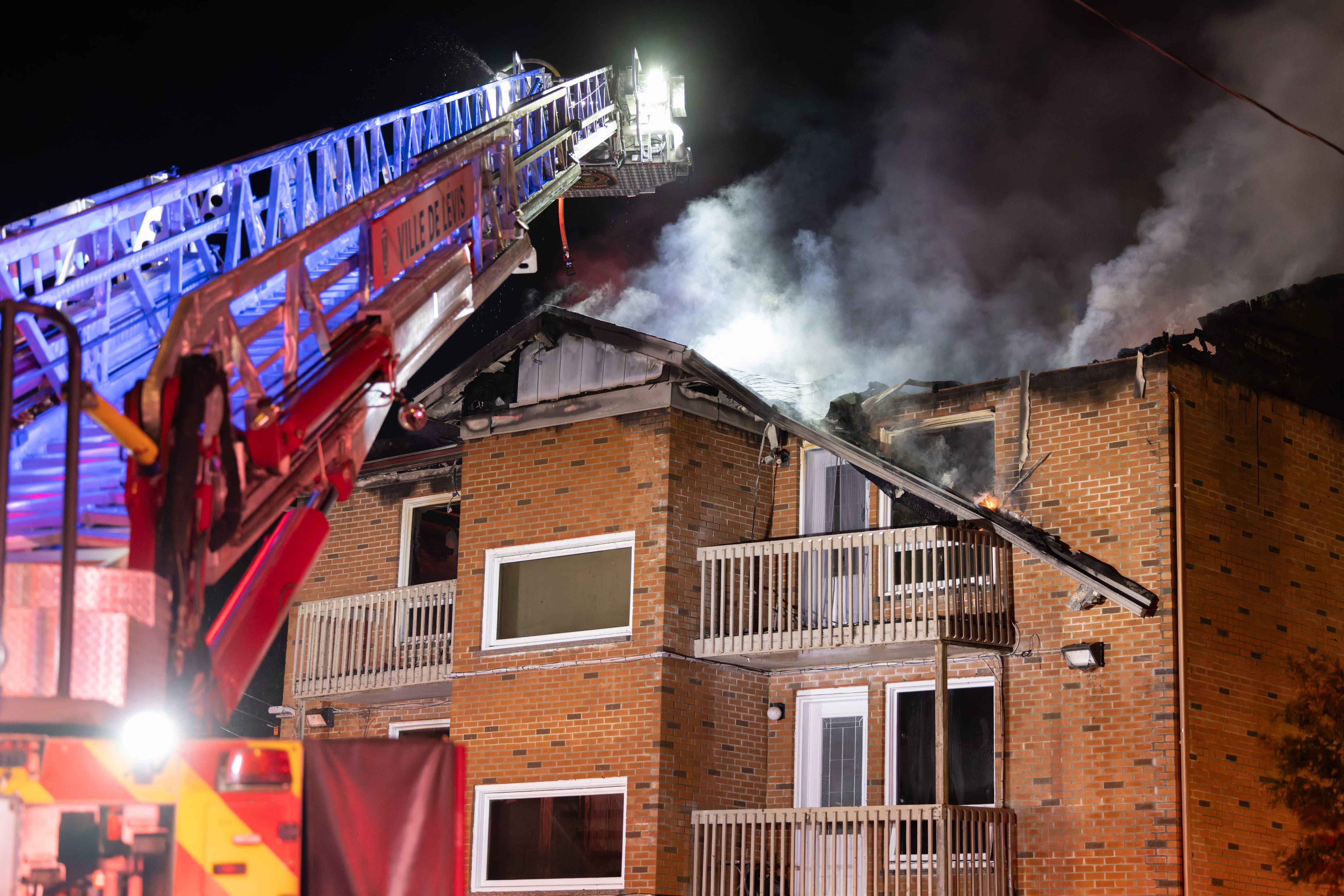 Un immeuble à logements ravagé par un incendie à Lévis