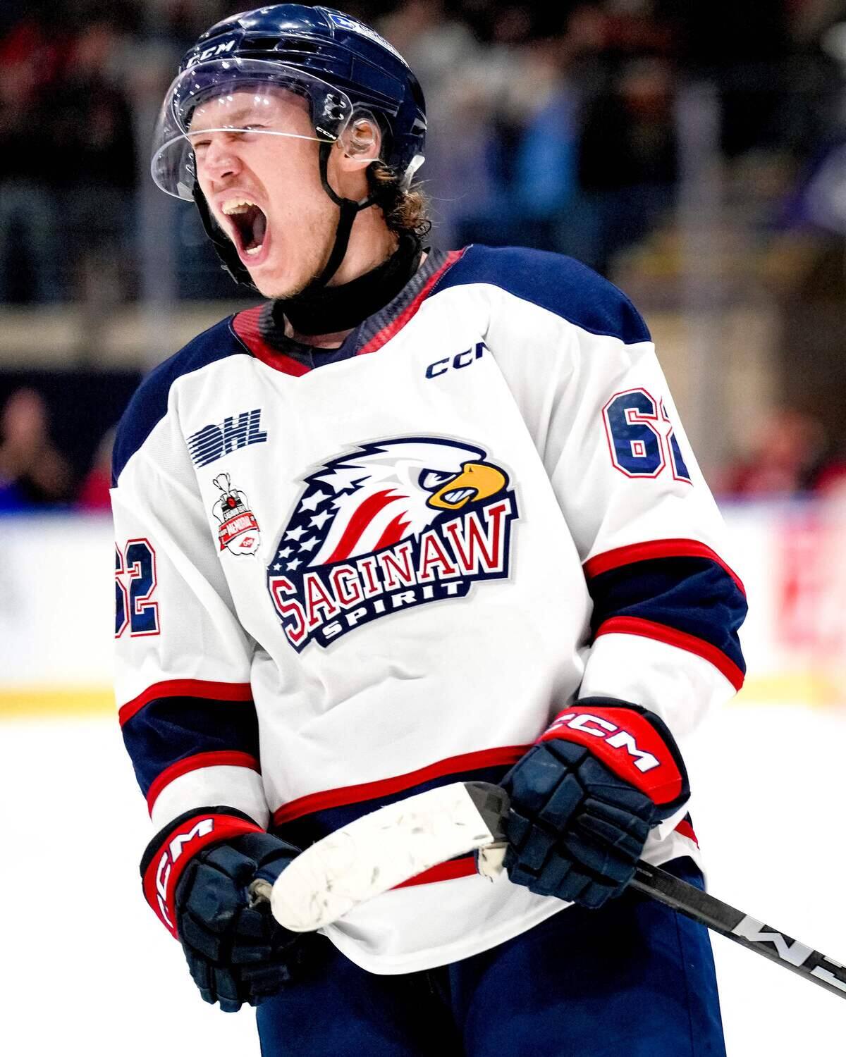 Owen Beck donne la Coupe Memorial au Spirit