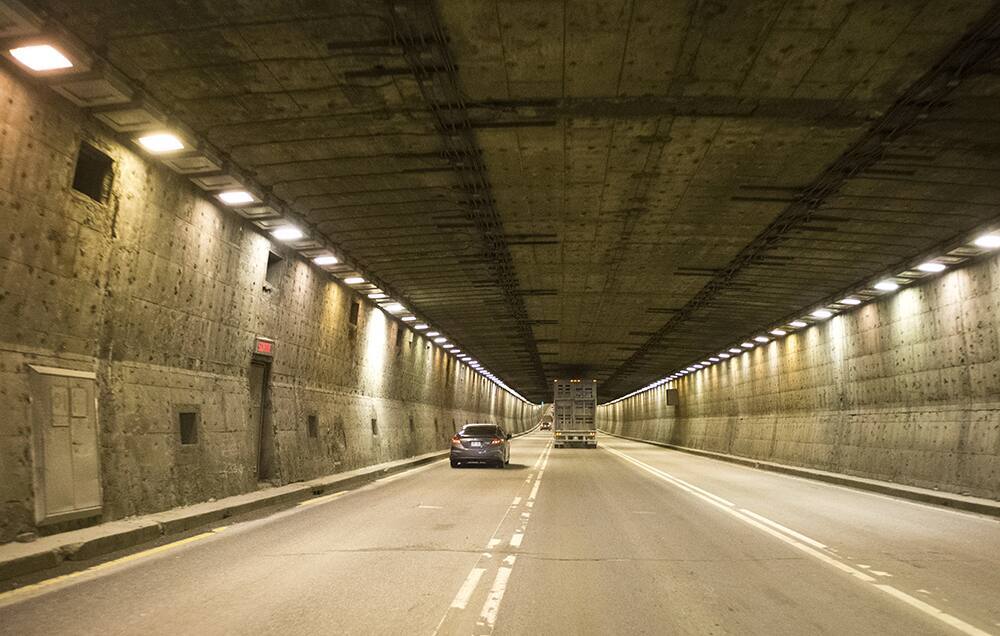 Le tunnel Louis-H.-Lafontaine en partie ferm&eacute; &agrave; cause d&rsquo;un v&eacute;hicule en feu