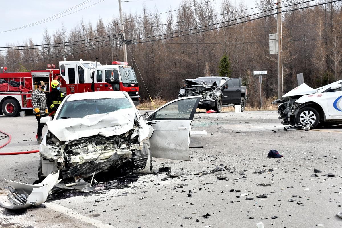 [IMAGES] Un mort et quatre blessés dans une violente collision au