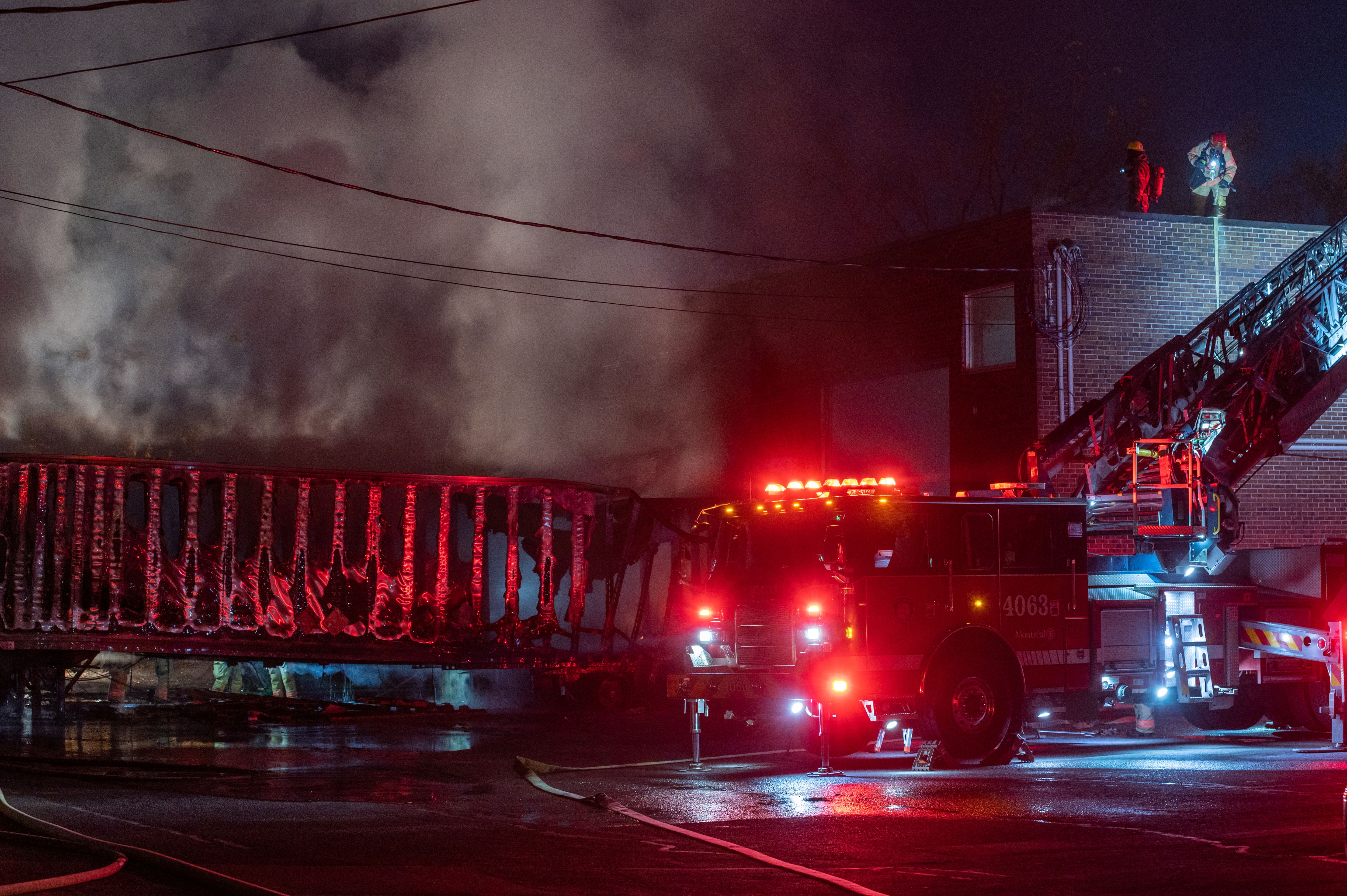 Une entreprise frappée par un violent incendie à Dorval