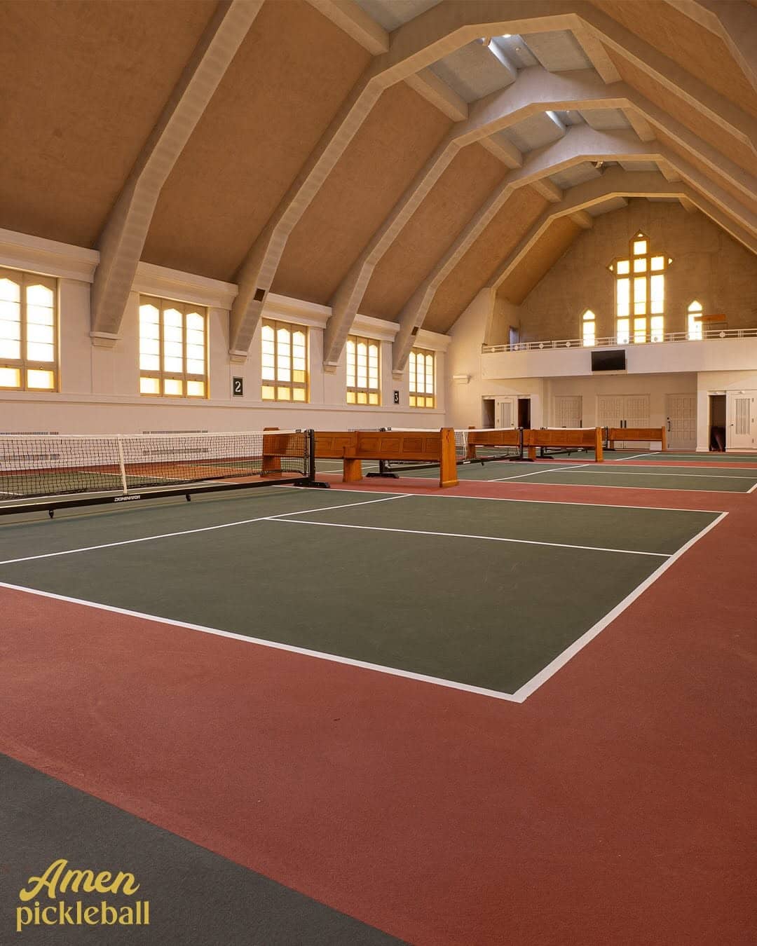 De la messe au pickleball : des entrepreneurs r&eacute;novent une &eacute;glise de Chambly pour y installer des terrains