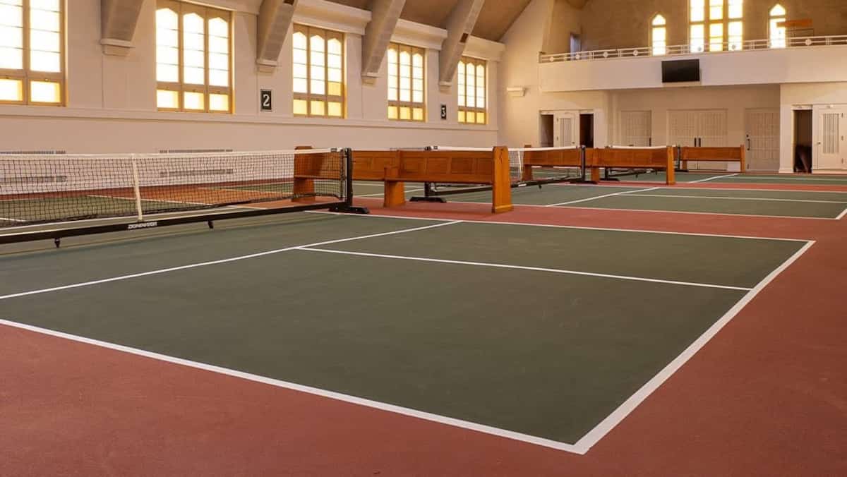 De la messe au pickleball : des entrepreneurs rénovent une église de Chambly pour y installer des terrains