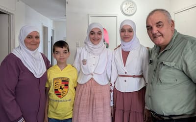 Rifai ailesi, Suriye'de mahsur kalan çocuklarından ayrıldıktan 11 yıl sonra, Haziran başında kendilerini Montreal havaalanında buldu. Fotoğrafta Rifai Hanım kişisel nedenlerden dolayı kimliğinin açıklanmasını istemedi. Aynı şeyi en küçük çocuğu için de istiyor.