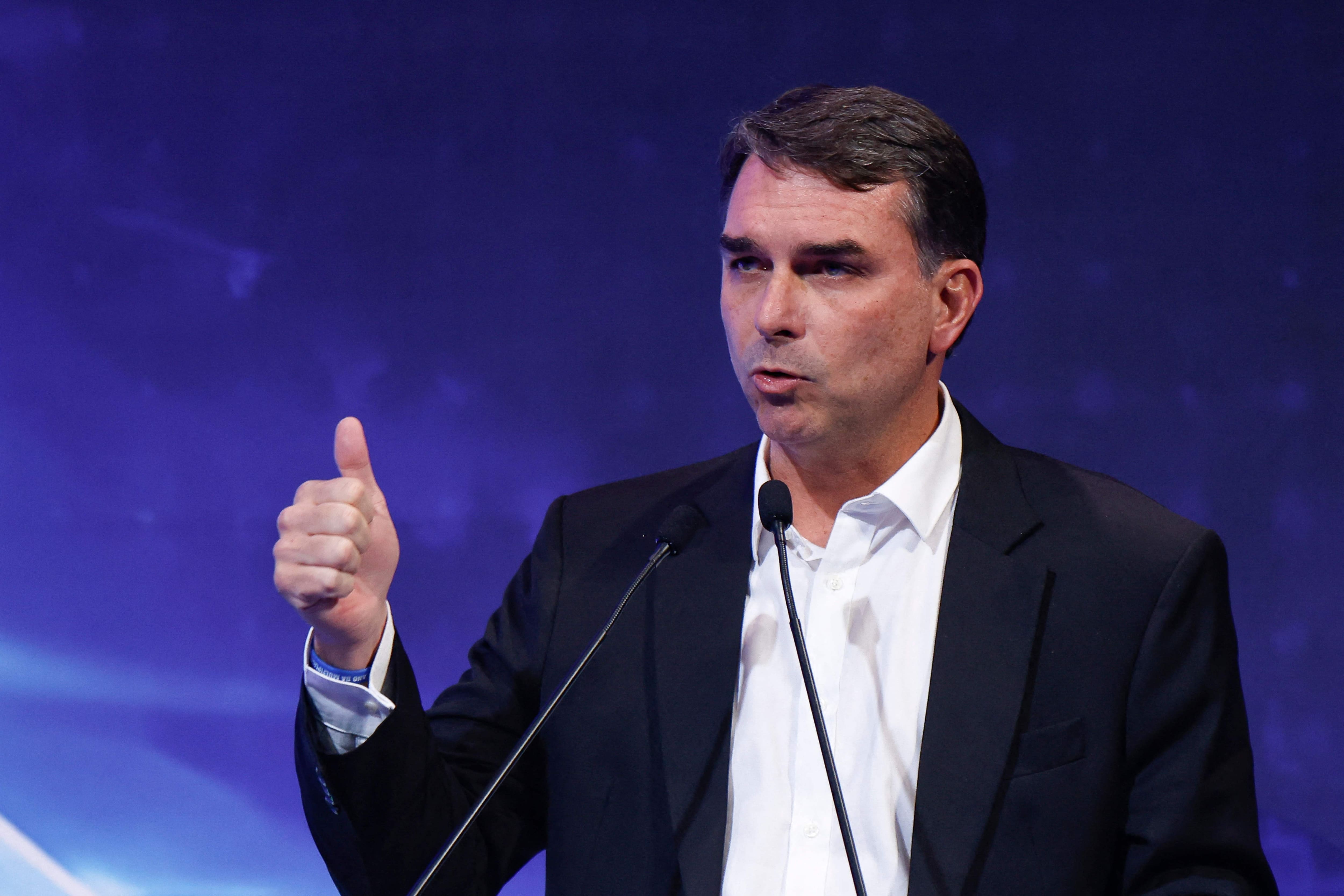 Three months before the election, the Bolsonaro family is torn apart before the presidential election