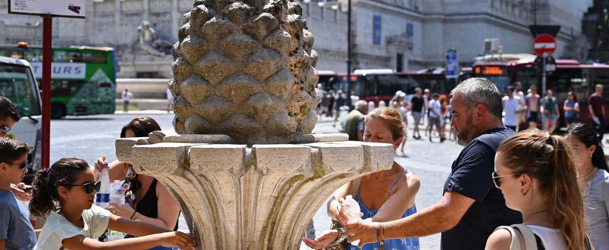 Ondata di caldo in Europa: turisti inquietanti dalle condizioni meteorologiche Ondata di caldo in Europa: turisti inquietanti dalle condizioni meteorologiche