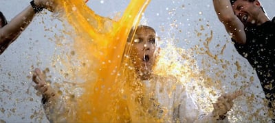 Celine Dion se dio una ducha de Gatorade en un video transmitido antes del partido de Sunday Night Football de NBC.