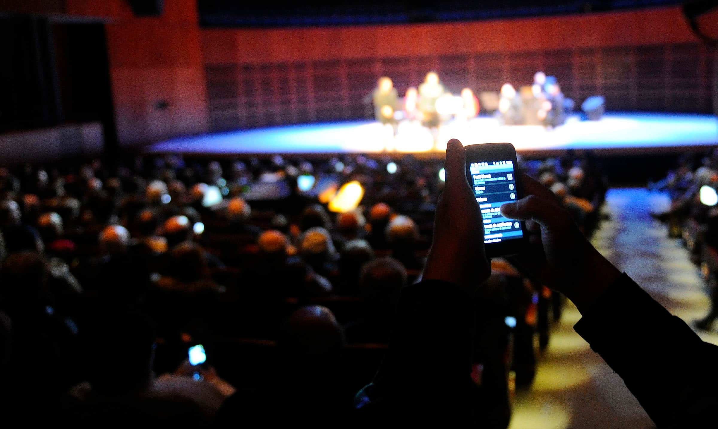 Spectateurs d&eacute;rangeants: 5 faits (malheureusement) v&eacute;cus lors de r&eacute;cents spectacles