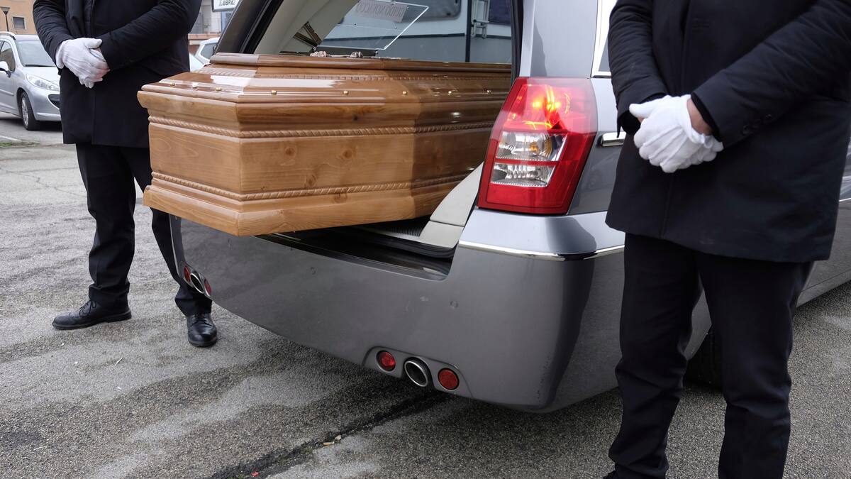 Ils sortent le cadavre de leur ami du cercueil pour une dernière balade en moto