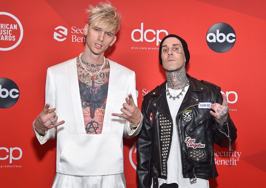 Image principale de l'article MGK et Travis Barker se font tatouer la même chose