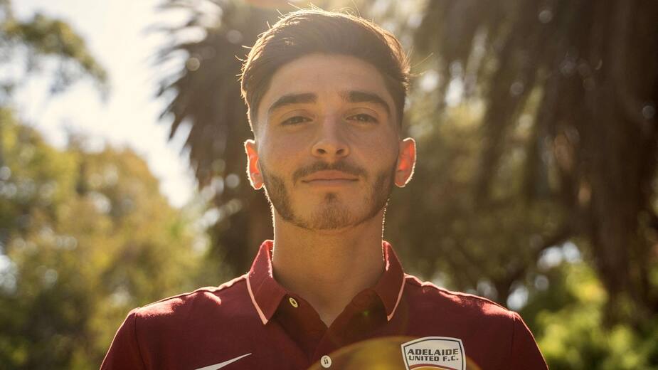 Image principale de l'article Joueur de foot gai: Josh Cavallo critique la FIFA
