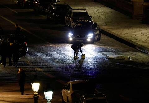 Un policier tire avec un fusil d’assaut sur une voiture à Paris: deux morts