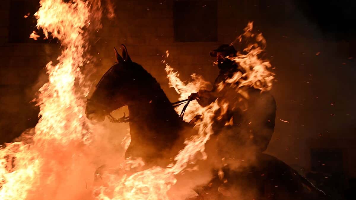 Quand les chevaux traversent le feu pour conjurer les épidémies