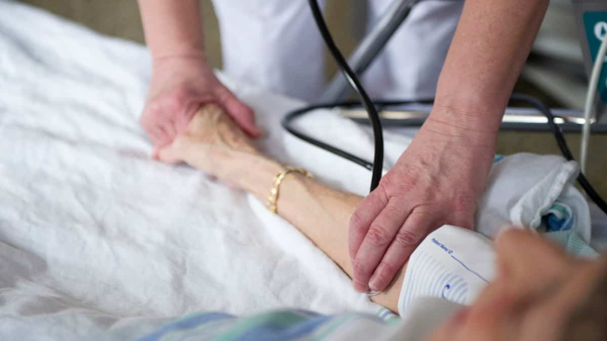 95-year-old woman beaten by her health aide in her home 95-year-old woman beaten by her health aide in her home