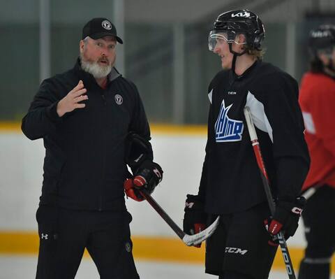 Patrick Roy gives his instructions to defender Evan Nause during Remparts training on Sunday.