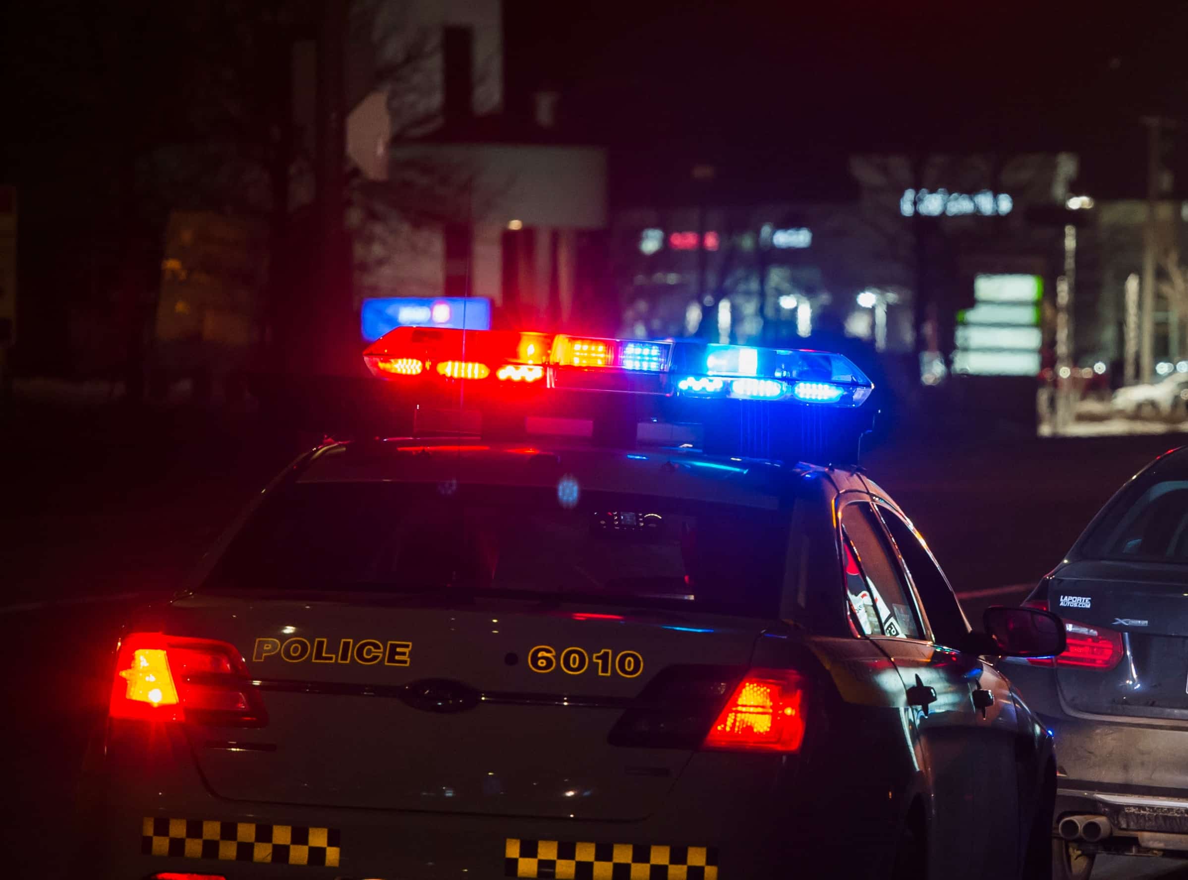 Il attaque son voisin à la tête et aux testicules