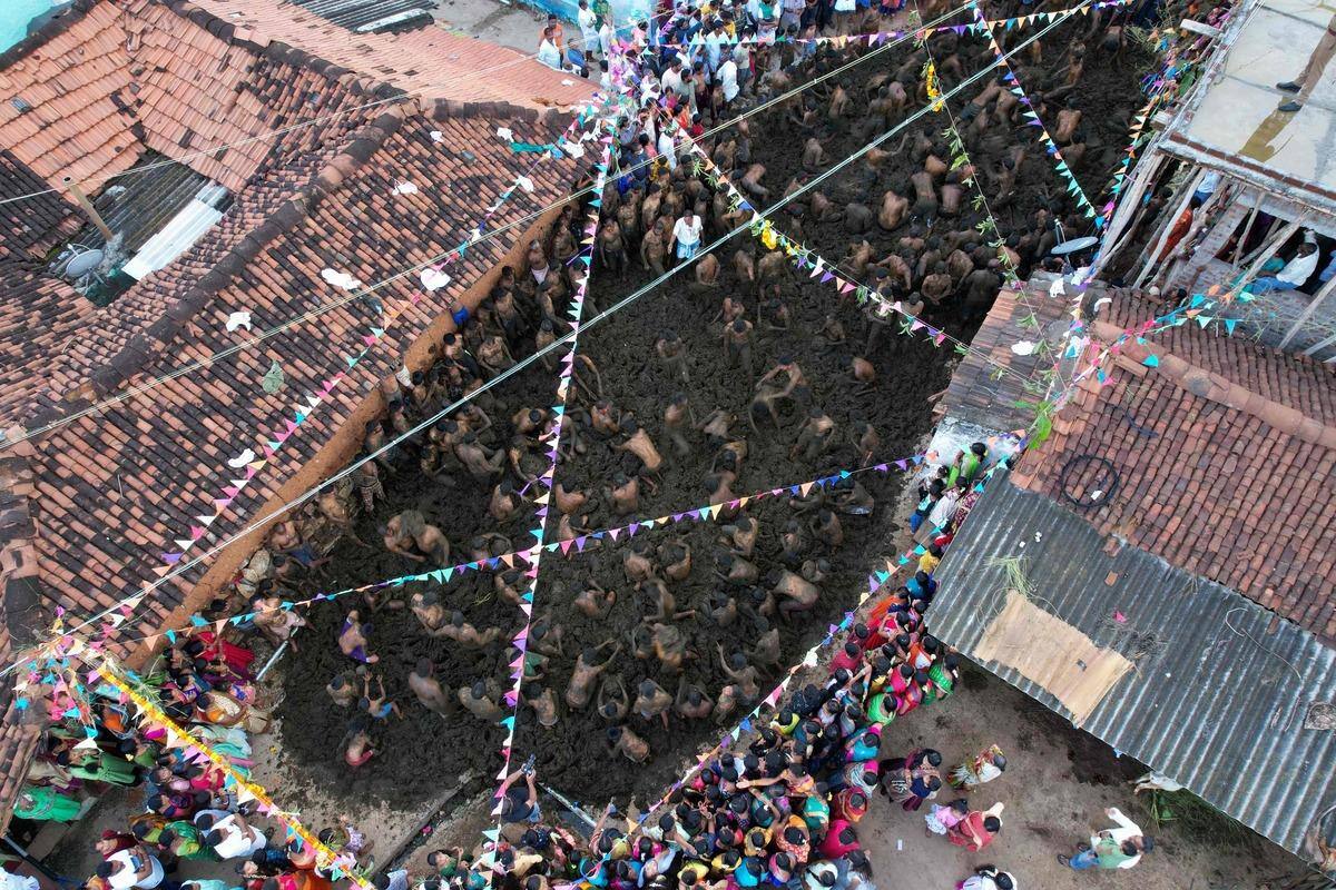 Bataille de bouses de vache pour la f&ecirc;te d&rsquo;un village indien