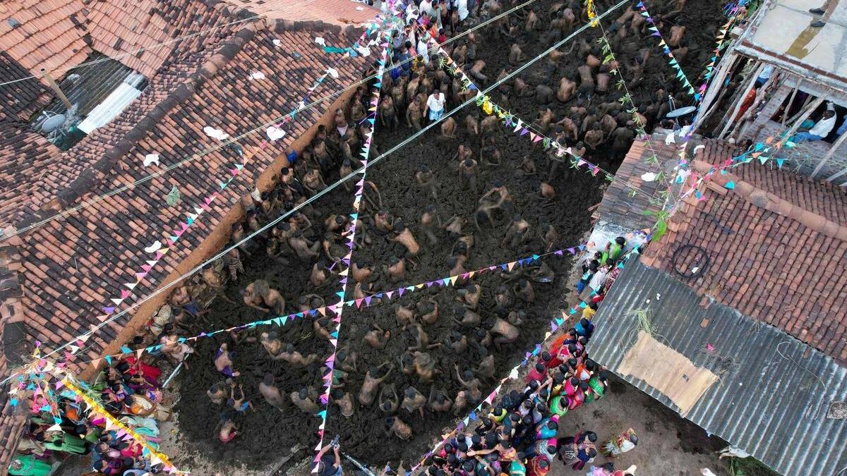 Bataille de bouses de vache pour la fête d’un village indien