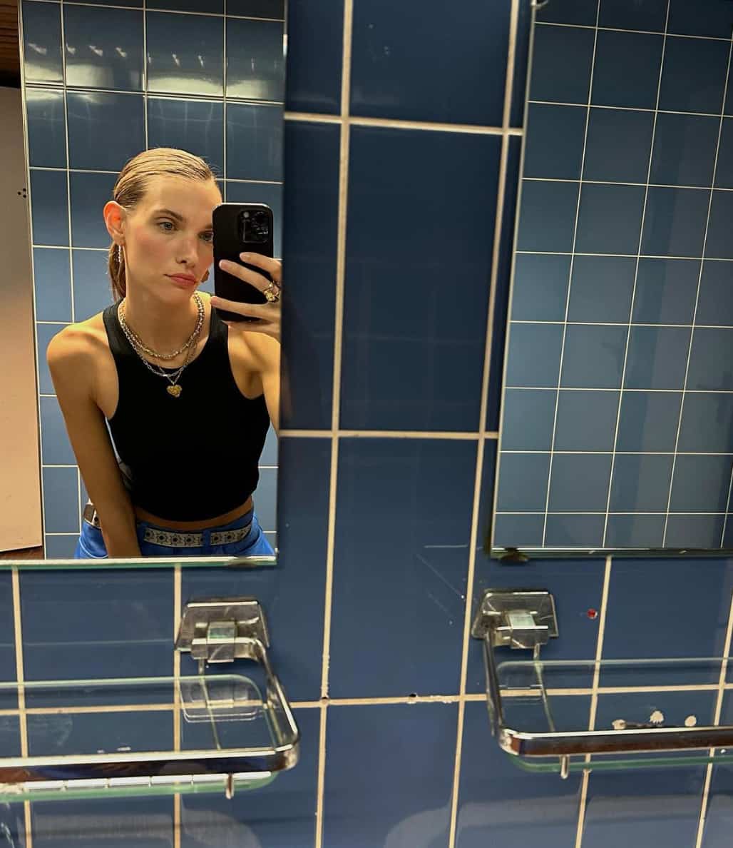 Charlotte Cardin ose ces chaussures controversées