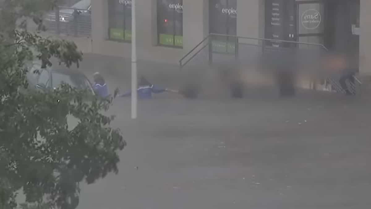 Sauvée de la noyade grâce à une chaîne humaine