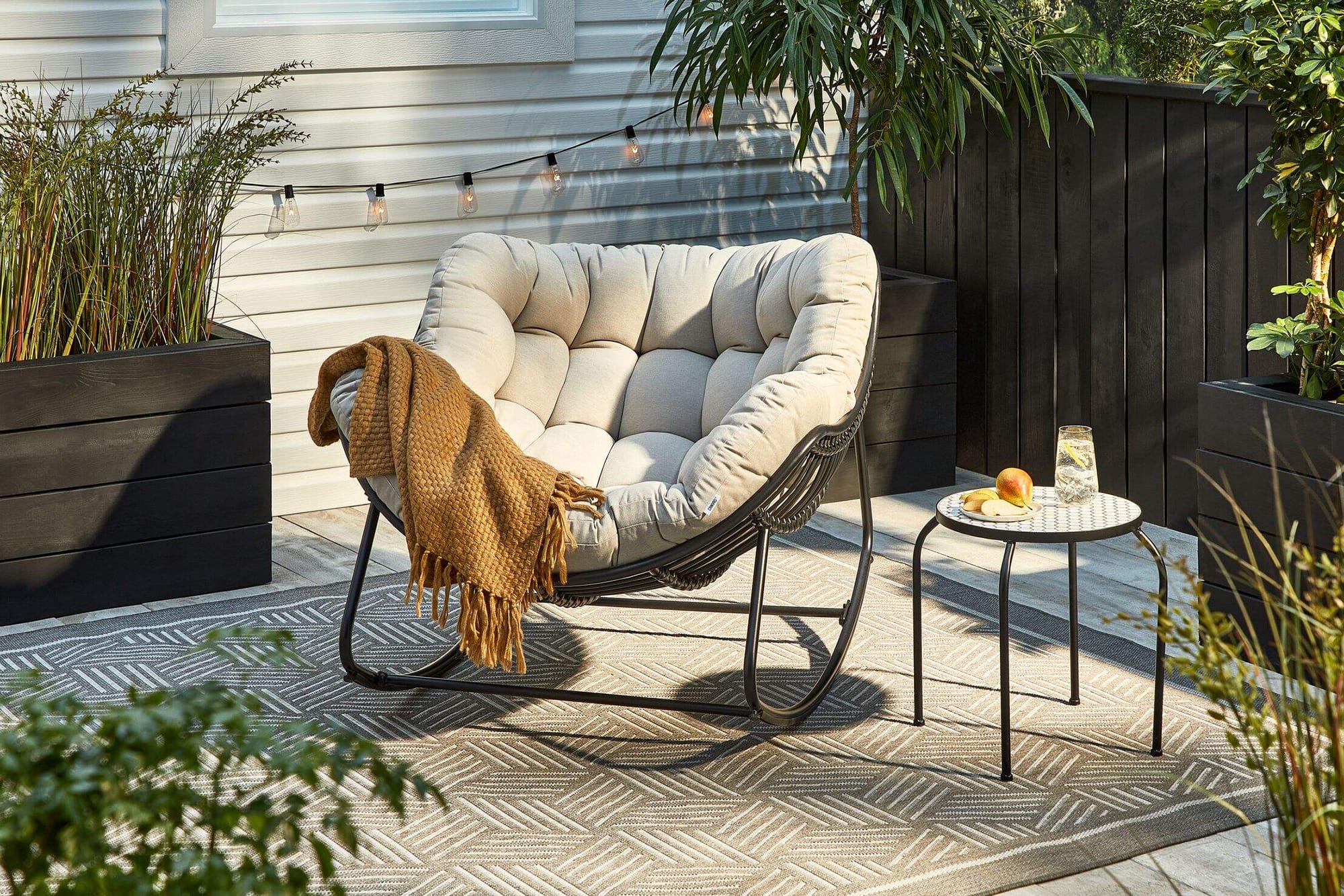 Ce fauteuil berçant est l’indispensable de l’été 