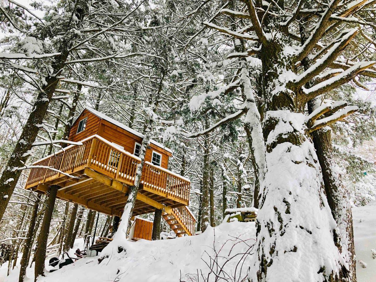9 chalets Airbnb avec spa et foyer &agrave; louer pr&egrave;s de Montr&eacute;al cet hiver