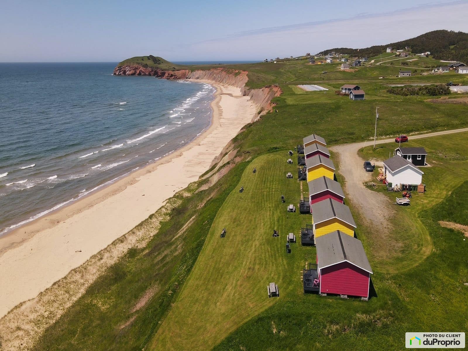 12 adorables à flanc de falaise aux ÎlesdelaMadeleine