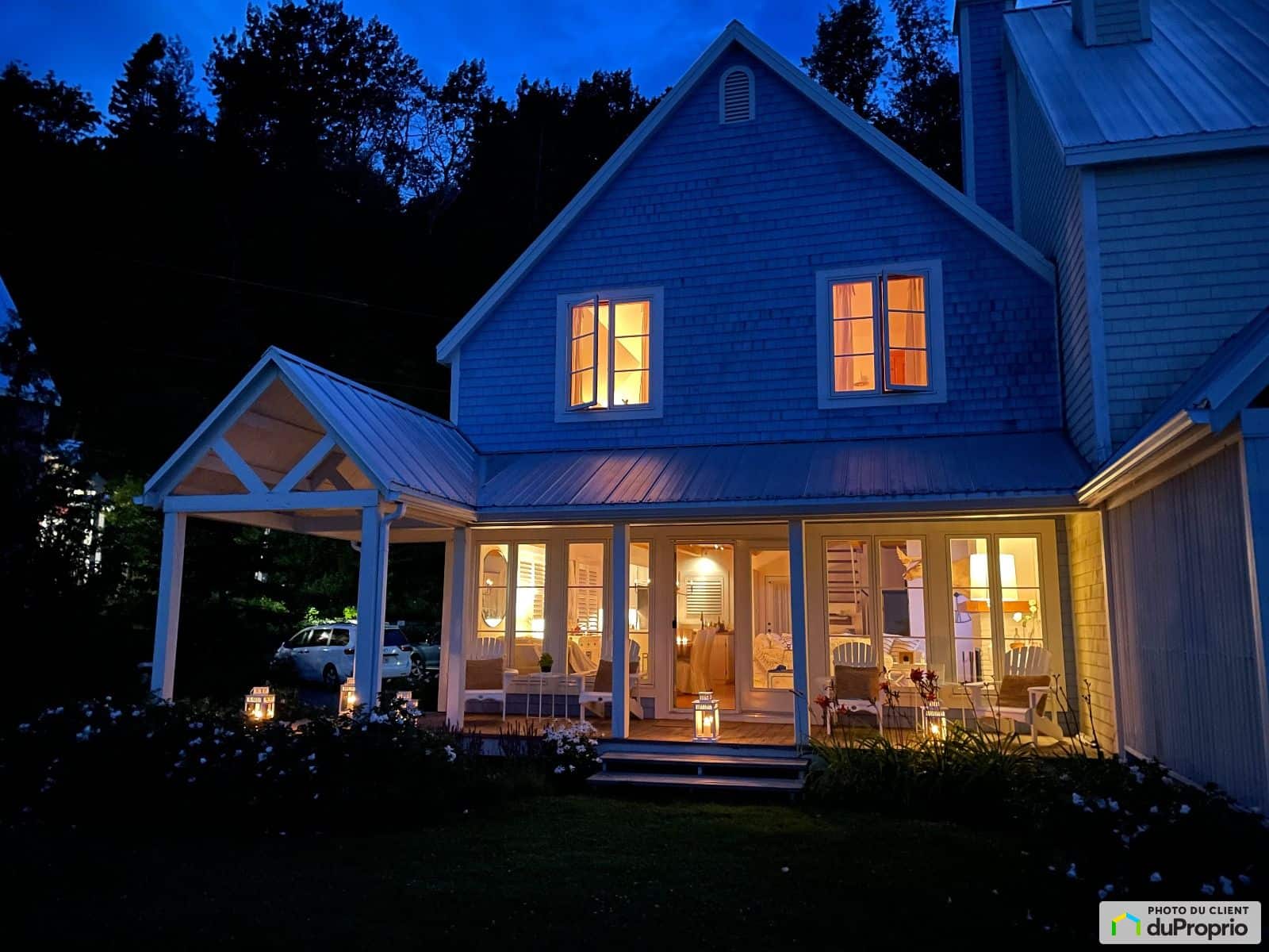 Une maison de plage sur le bord du fleuve à SainteIrénée à vendre pour