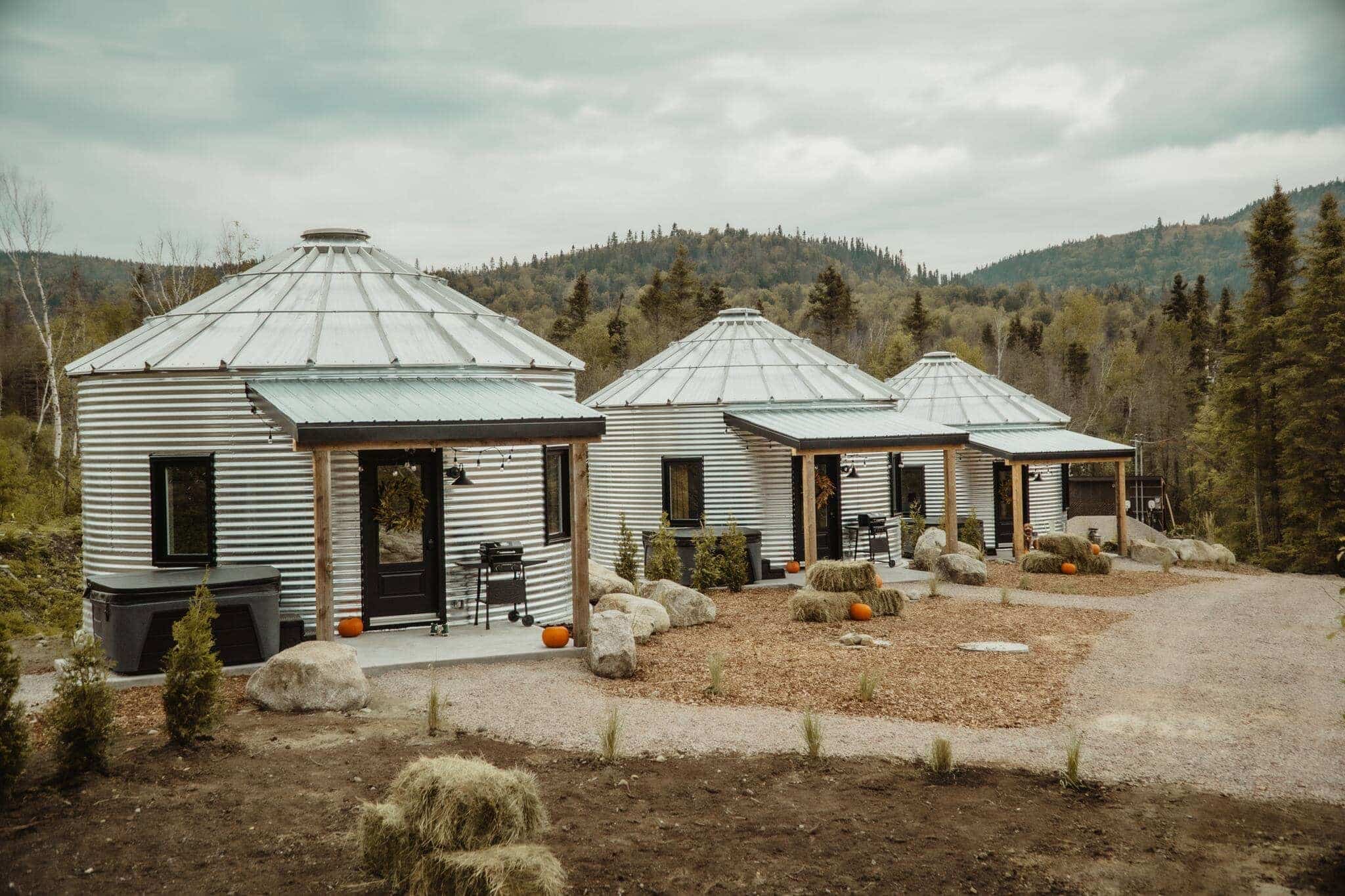De jolis mini-chalets dans des silos à grains