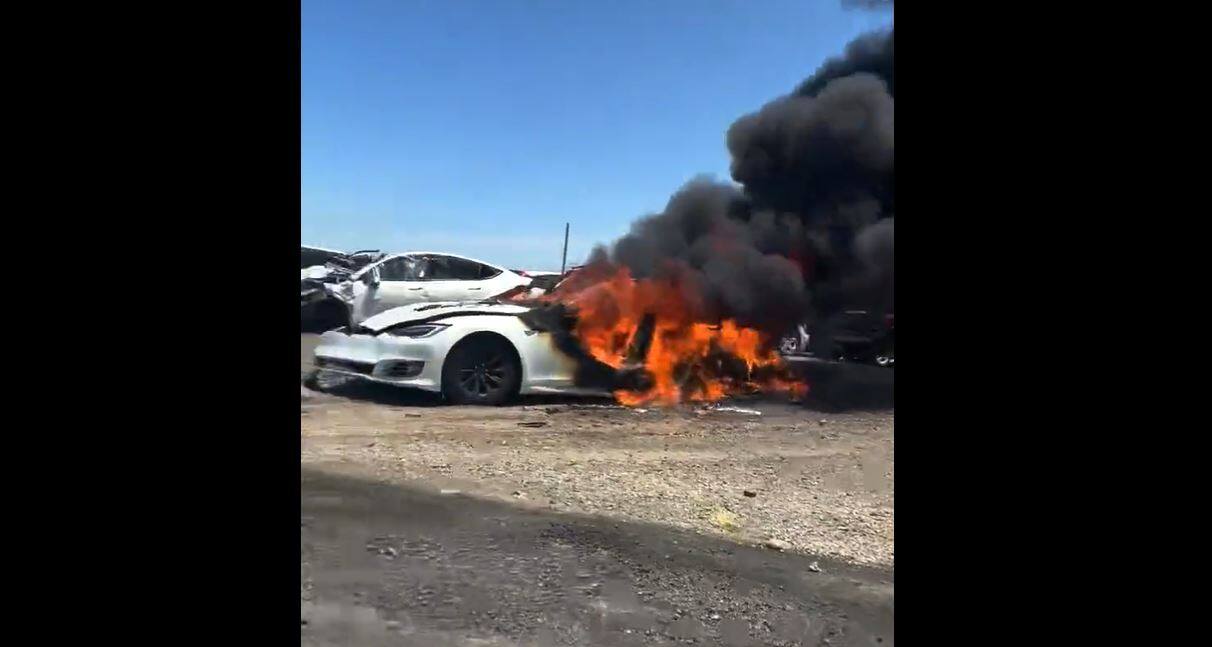 EN IMAGES | Une Tesla prend feu inexplicablement &agrave; la fourri&egrave;re