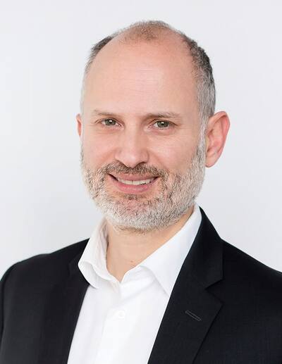 Grupo de miembros de la familia con casa