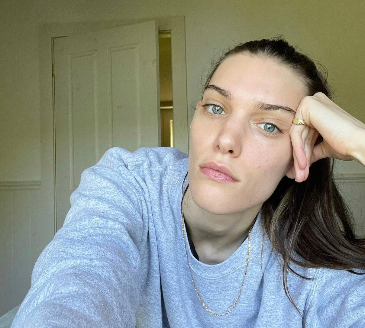 Charlotte Cardin pose seulement vêtue d’un jogging