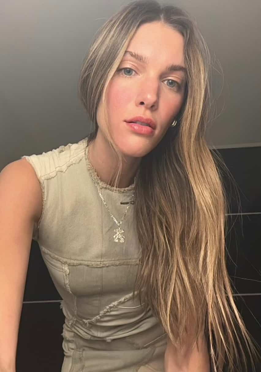 Charlotte Cardin dans un «crop top» lacé sexy