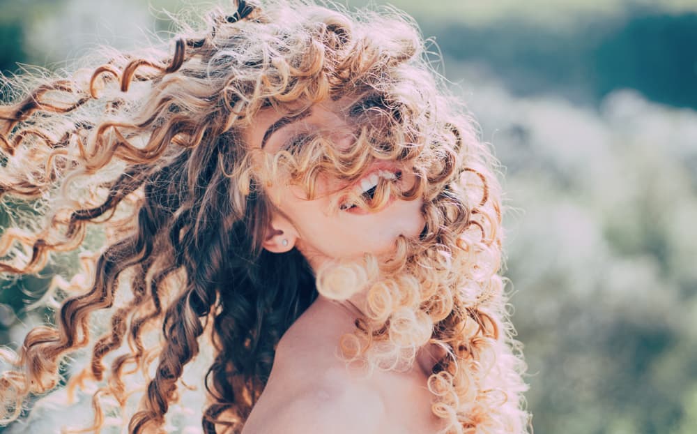 Comment retrouver ses cheveux bouclés au naturel?