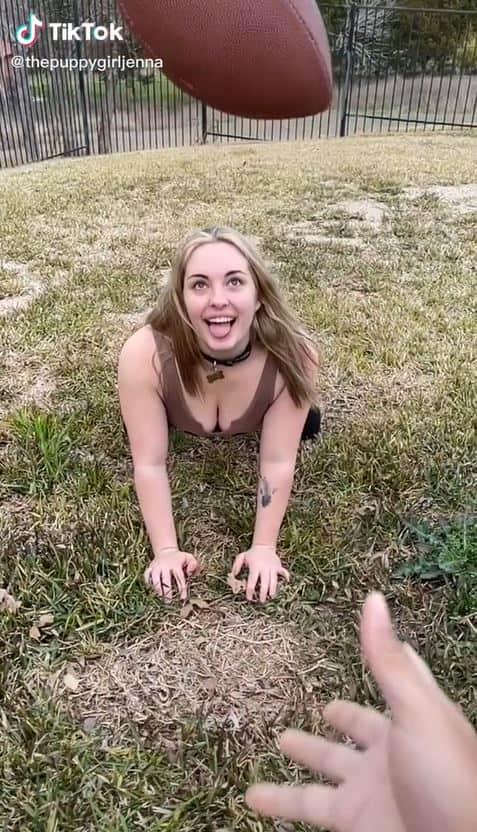 Elle fait 1 million $ par ann&eacute;e en se prenant pour un chien sur Onlyfans