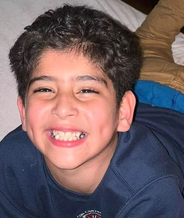 Un gar&ccedil;on de six ans meurt apr&egrave;s avoir &eacute;t&eacute; battu, enferm&eacute; dans un enclos et agraf&eacute; au mur par son beau-p&egrave;re et sa m&egrave;re