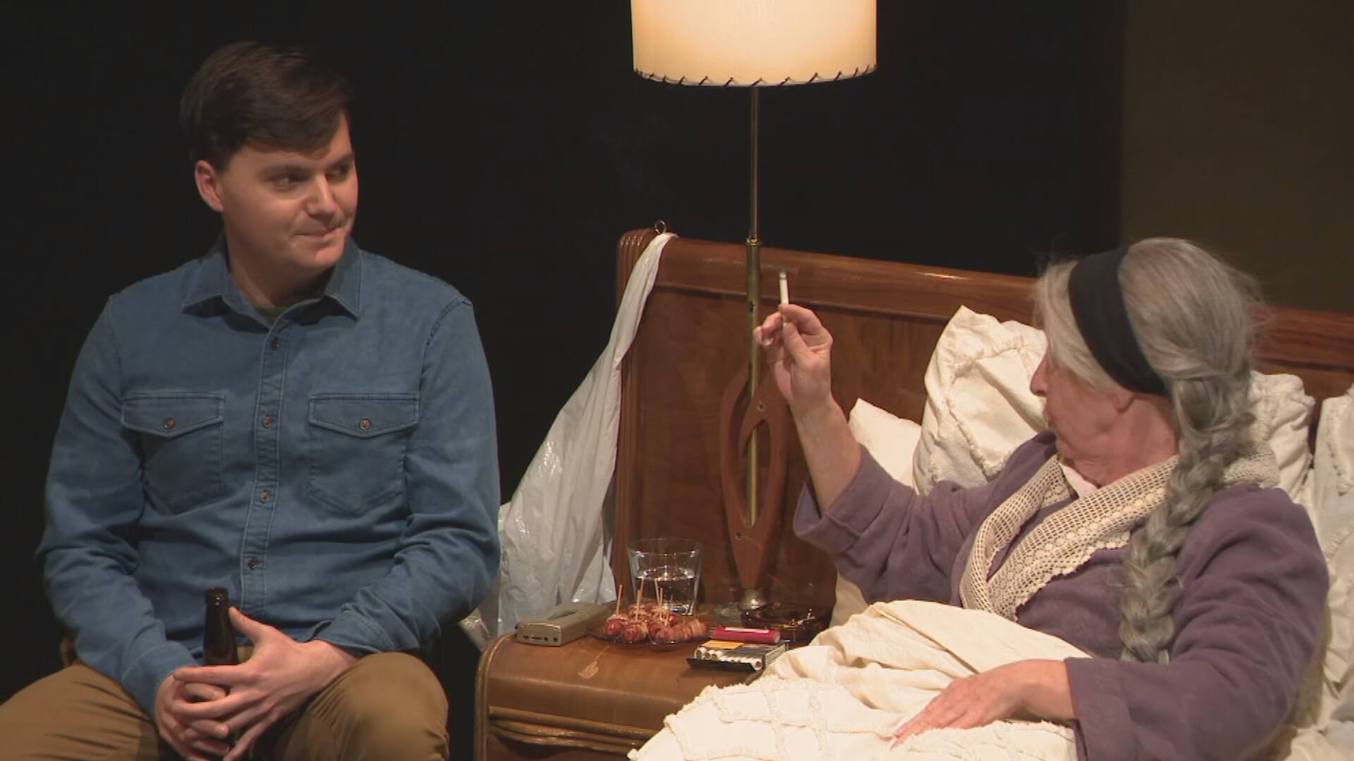 Cigarette sur sc&egrave;ne: des th&eacute;&acirc;tres font appel