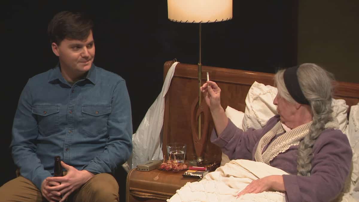 Cigarette sur scène: des théâtres font appel