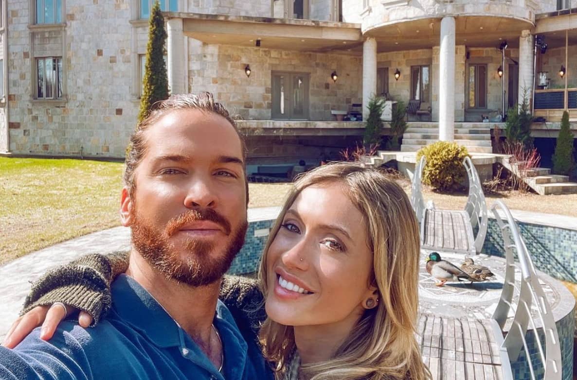 Il pose nu pour une photo de couple