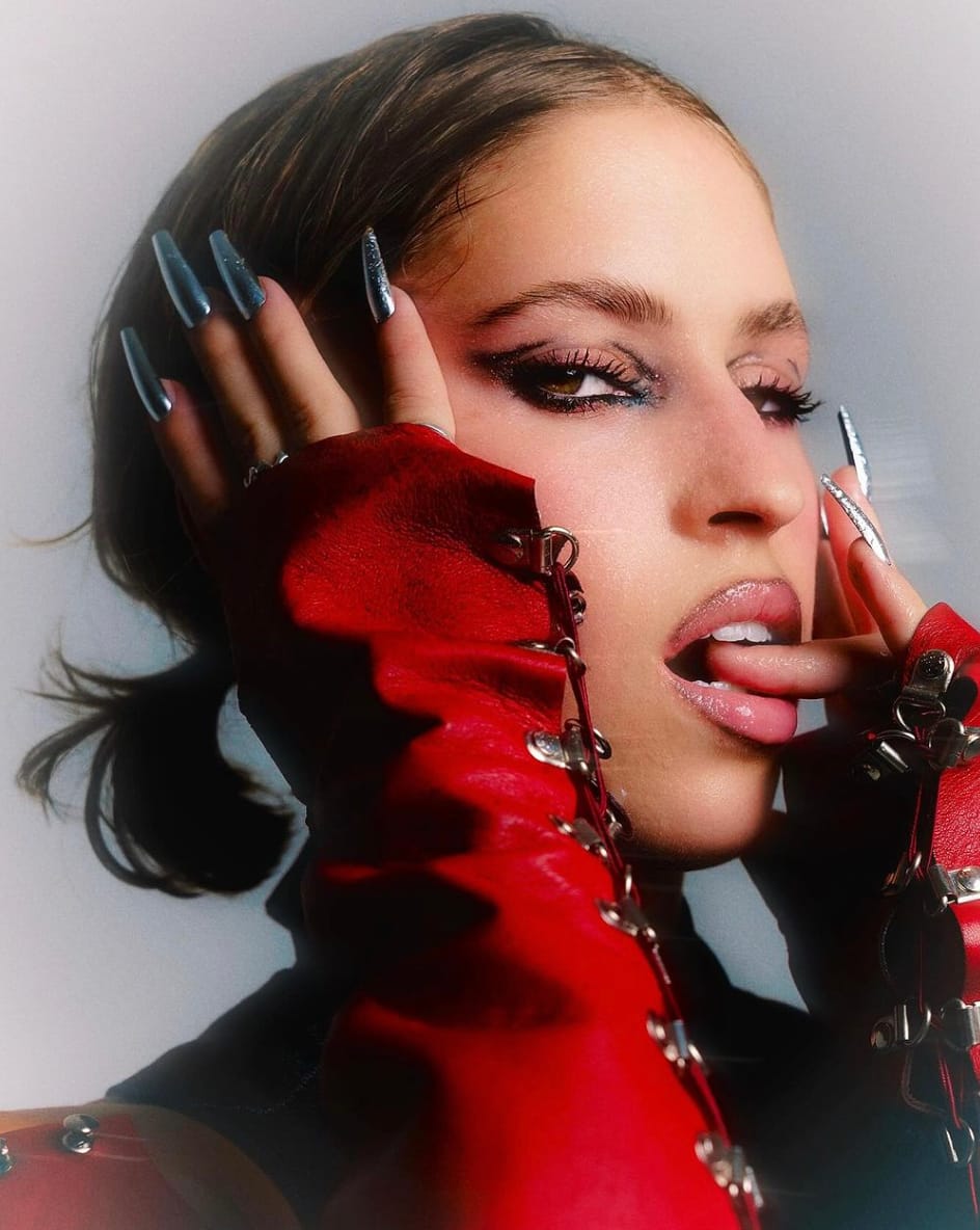 Claudia Bouvette est féline dans une robe léopard