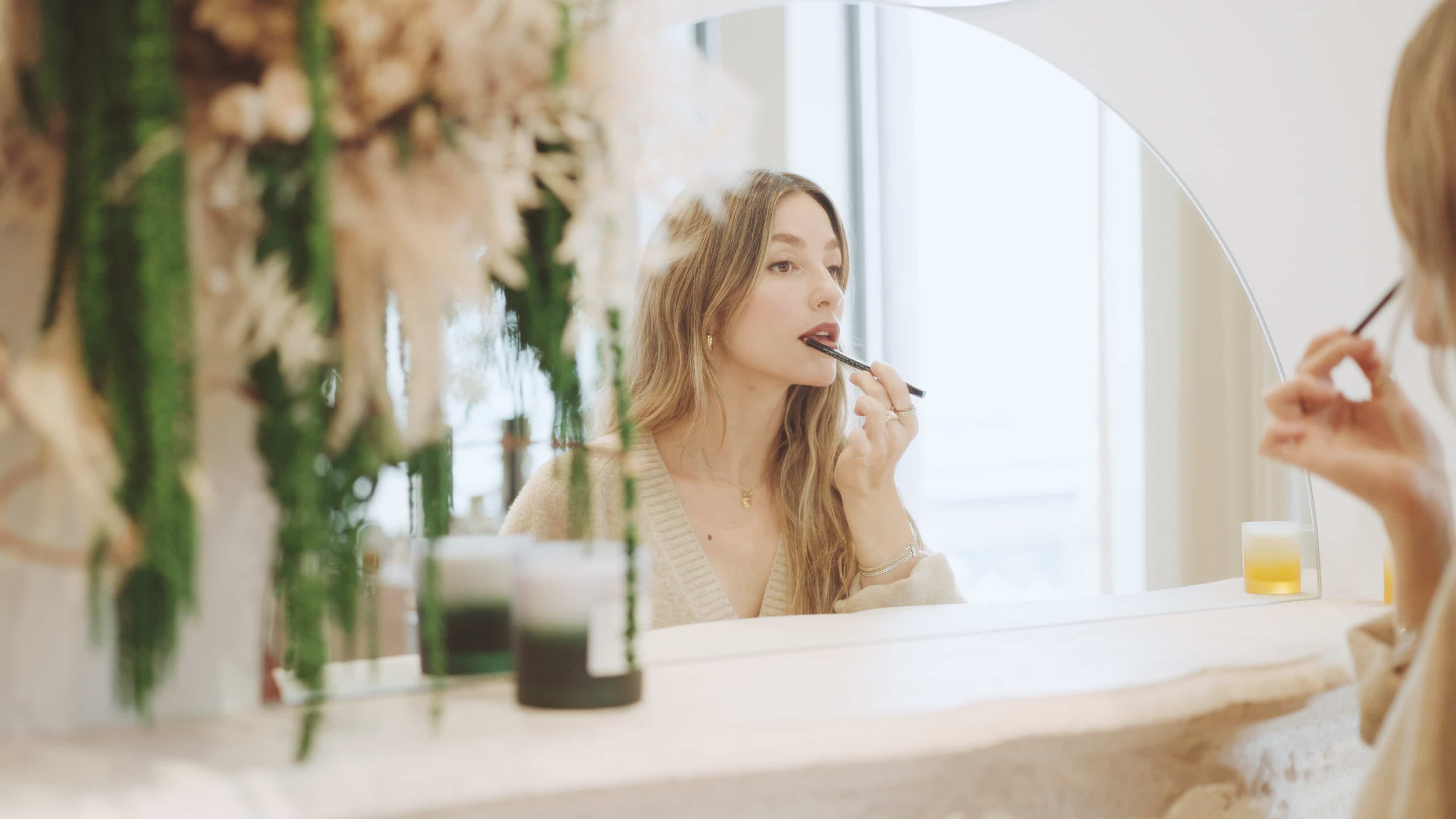 Trois looks, un seul rouge à lèvres