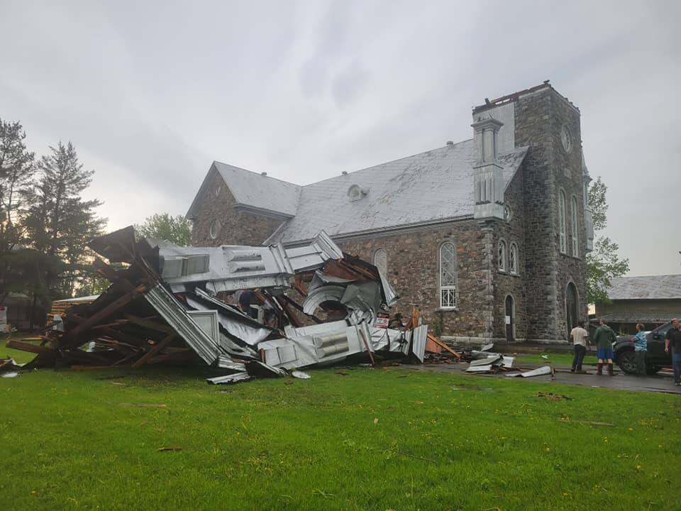 EN IMAGES Le clocher d’une église arraché par le vent TVA Nouvelles