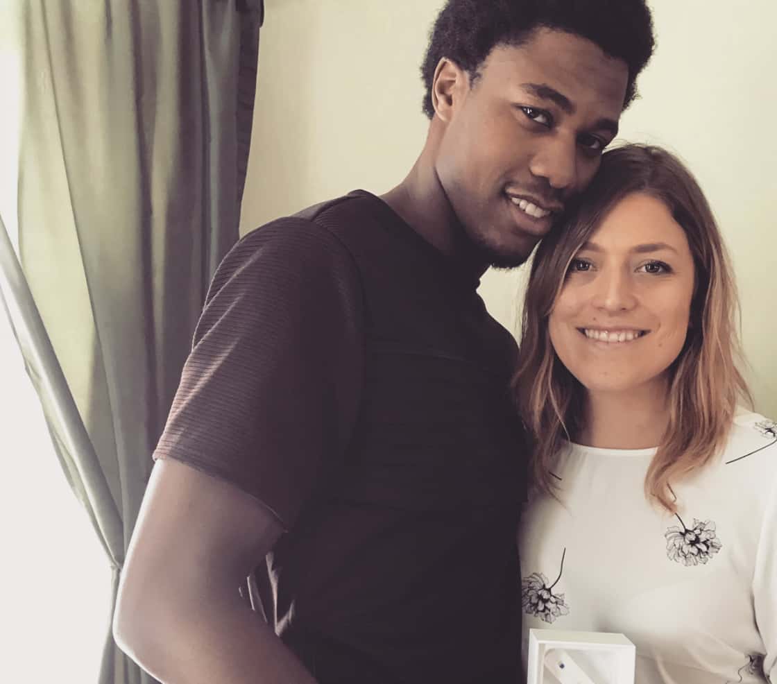 Nouvellement fiancée, elle dévoile sa bague