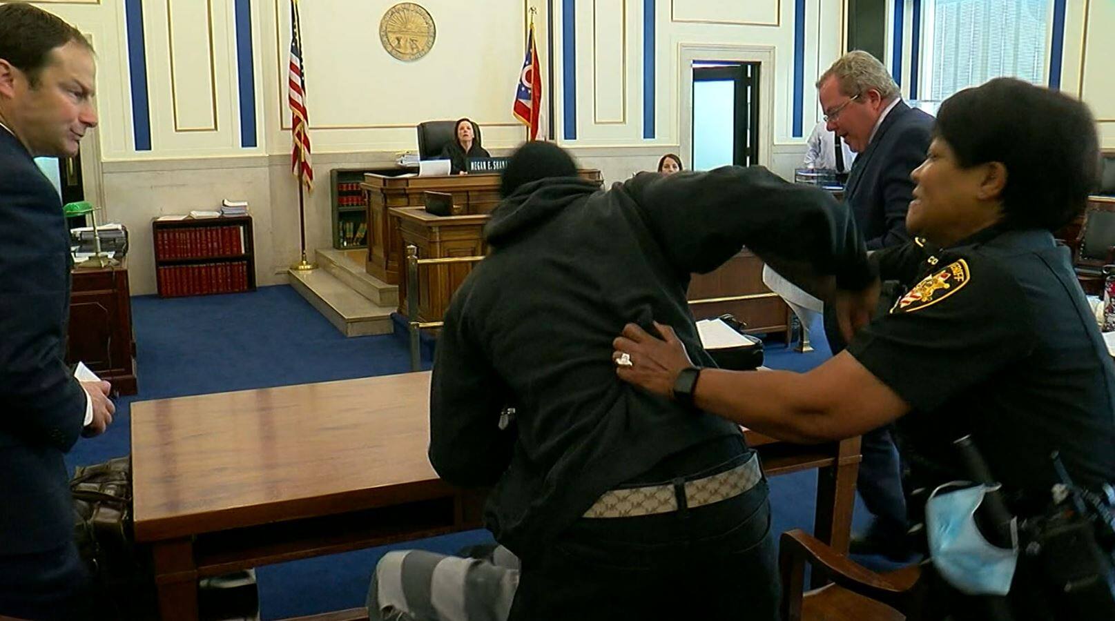 EN VID&Eacute;O | Un p&egrave;re attaque le pr&eacute;sum&eacute; tueur de son fils en plein tribunal