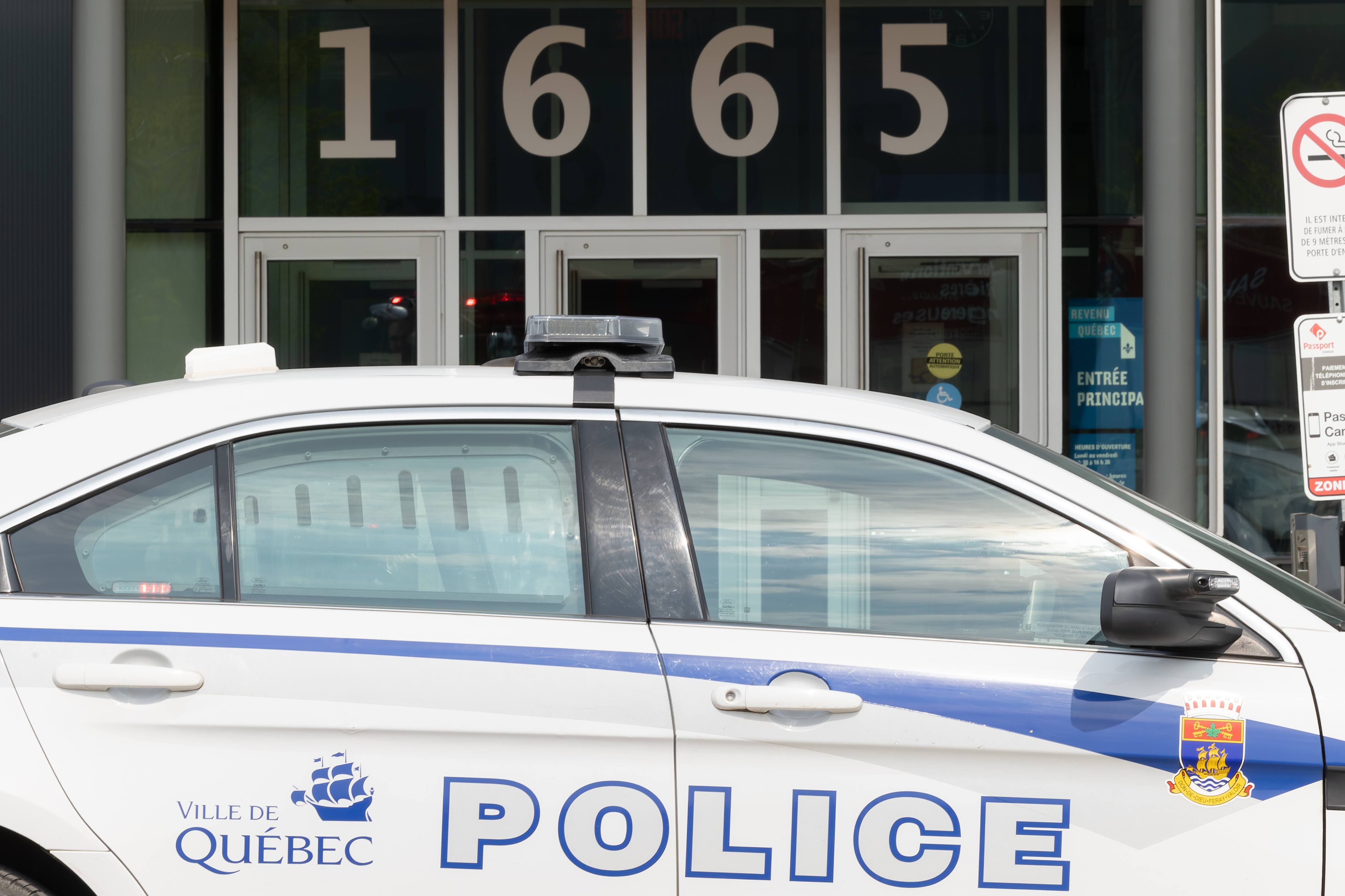 [PHOTOS] Intervention pour un colis suspect à Revenu Québec | JDQ