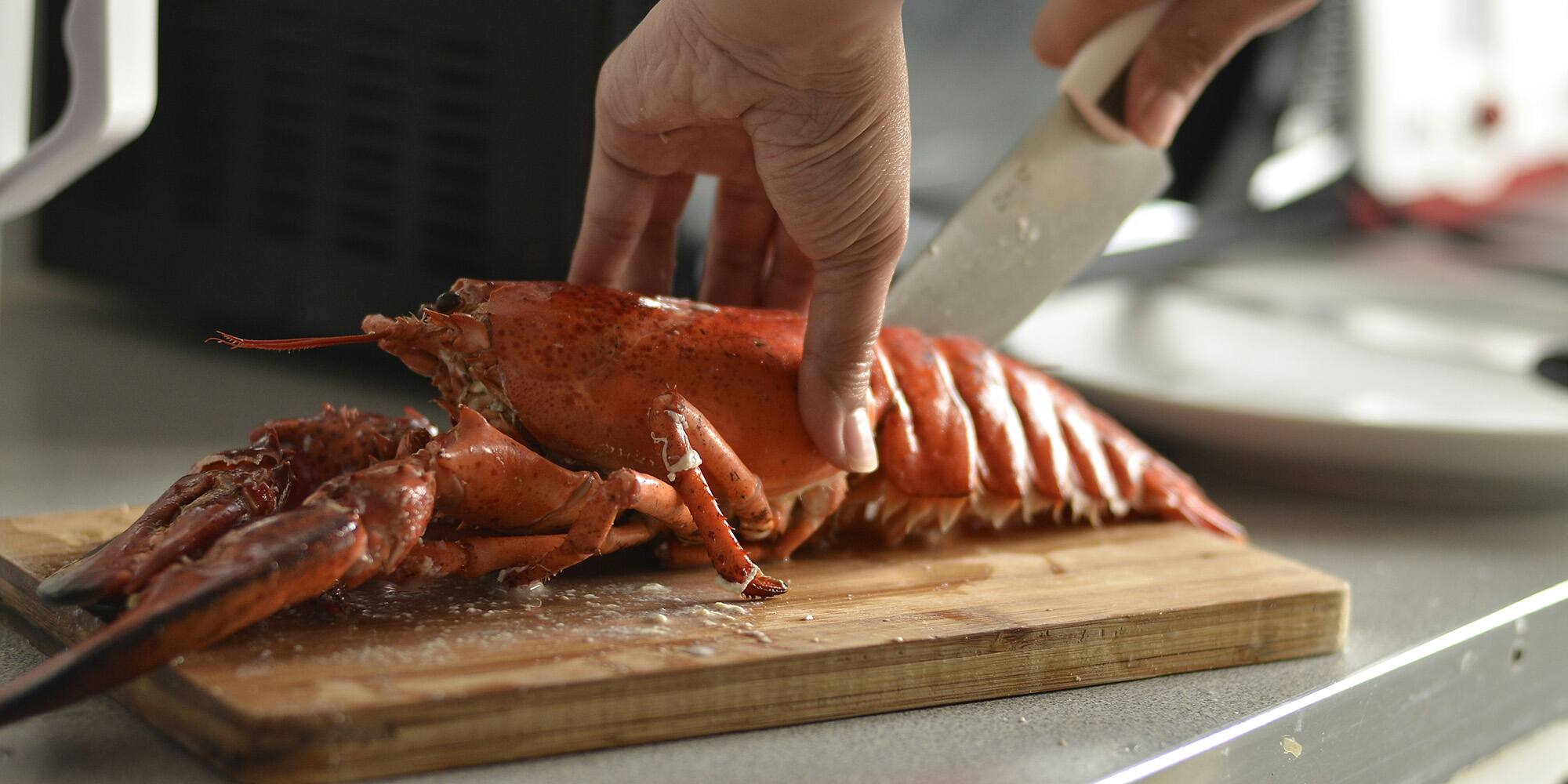 Voici comment décortiquer un homard