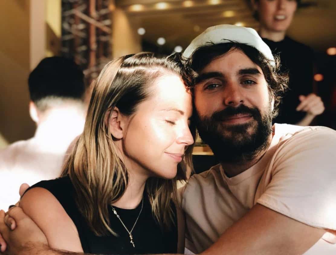 Elle présente le nouveau membre de sa famille